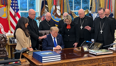 Episkopët katolikë luten mbi Trumpin në Zyrën Ovale