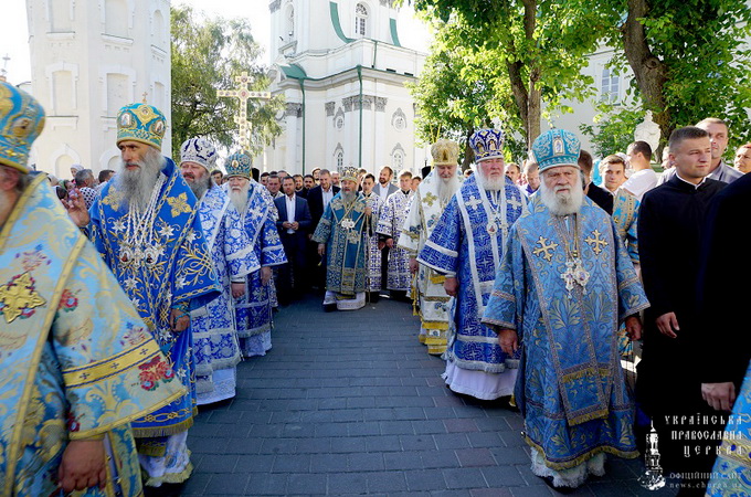 The UOC Primate and thousands of believers revered Pochaev icon of the Mother of God