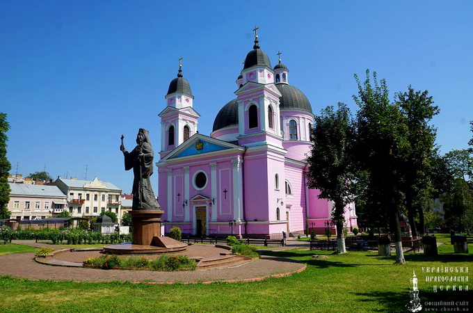 UOC Primate prayed for the Ukrainian parish before the relict of Great Martyr Panteleimon