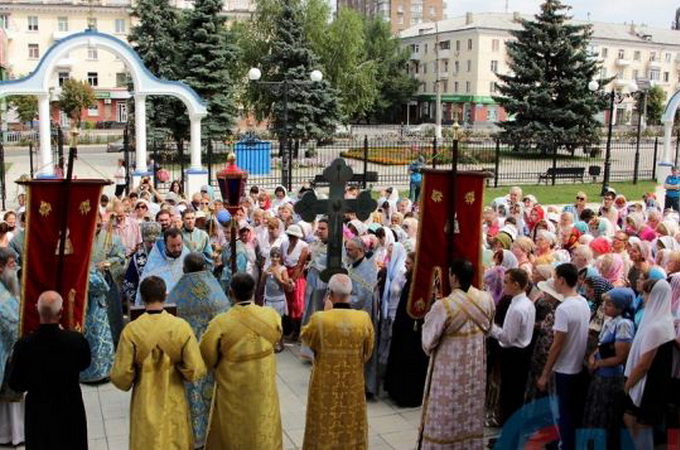 Luhansk church of UOC celebrates its 5th anniversary with cross procession