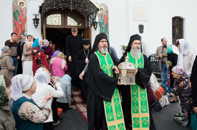 More than a hundred thousand of the faithful venerate the head of St Silouan in Minsk