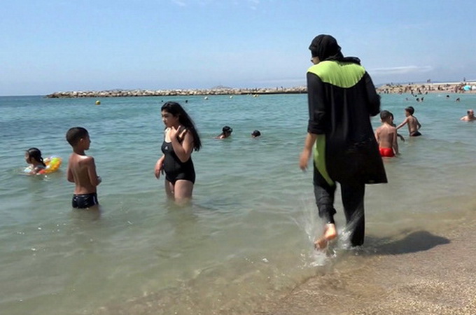 Nice temporarily lifts a ban on wearing the burkini on the beaches