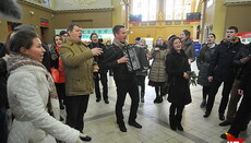 Moscow Orthodox hold a flash mob as a sign of friendship with Ukrainе