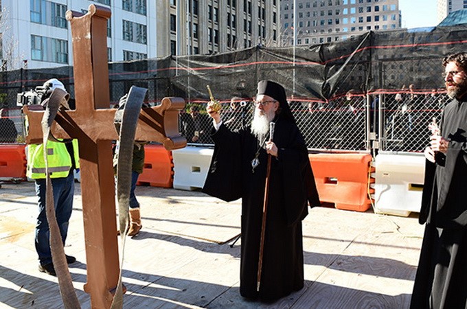 American Church raises a new cross on the temple destroyed on 9/11