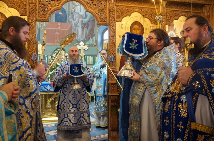 On the Feast of the Entrance into the Temple of Our Most Holy Lady the Theotokos UOC Primate offers prayers in Chernivtsi (PHOTO)