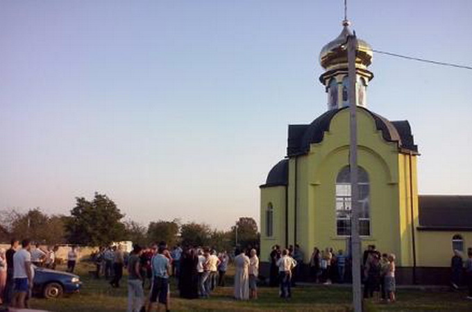 In Badovka UOC-KP uses the last resort to keep the seized church