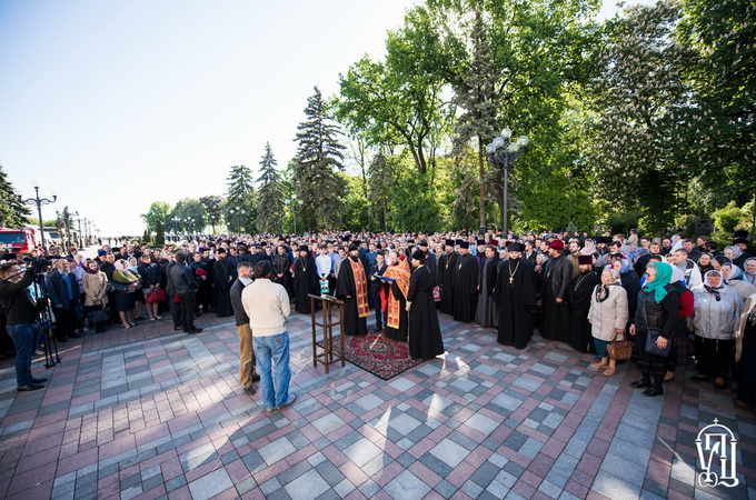 Over ten thousand believers got together at Verkhovna Rada for prayerful standing