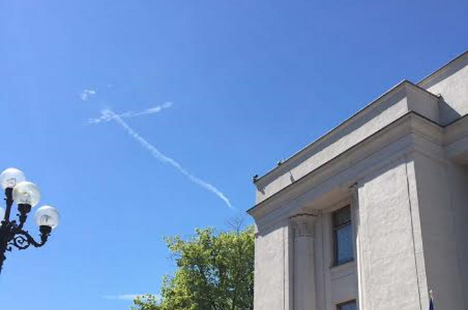 During the moleben at Verkhovna Rada believers see a cross in the sky (PHOTO)