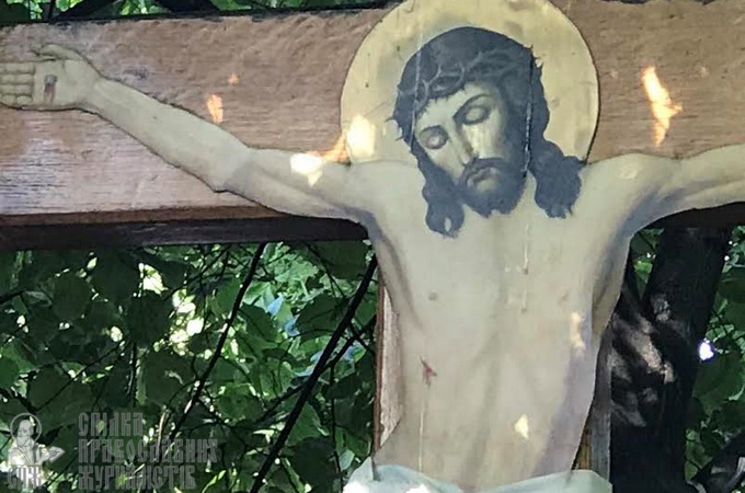 Crucifix streaming myrrh during prayerful standing at the parliament (PHOTO)