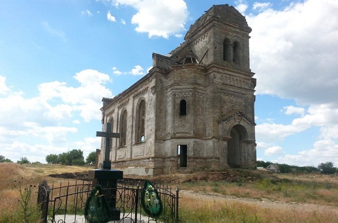 Krasnopolie activists do not allow an erotic photo shoot in an abandoned church