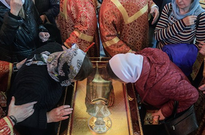 Nearly 1,000,000 have venerated relics of St. Nicholas