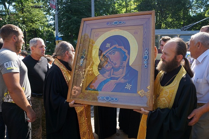 A miracle over the Holy Virgin “Desiatinnaya” occurs in Chernovtsy (VIDEO)