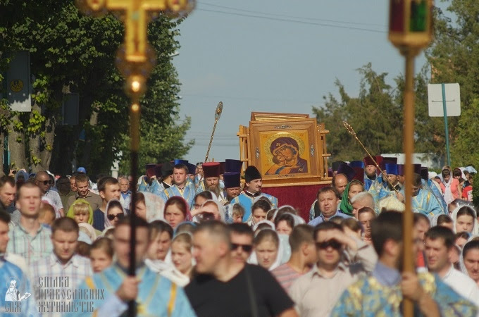 10 000 believers see in “Desiatinnaya” icon of the Holy Virgin in Kamenets-Podolsky (PHOTO)