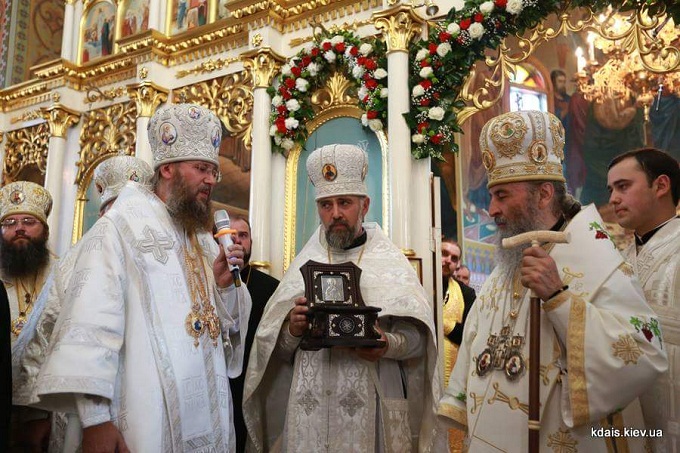 UOC hierarch gives ark with relics of great saint to monastery in Transcarpathia