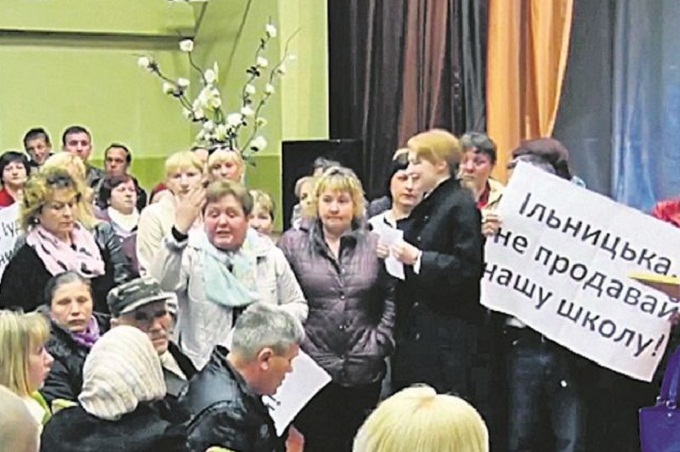 Parents in Korсhak protest against transfer of school to Catholics