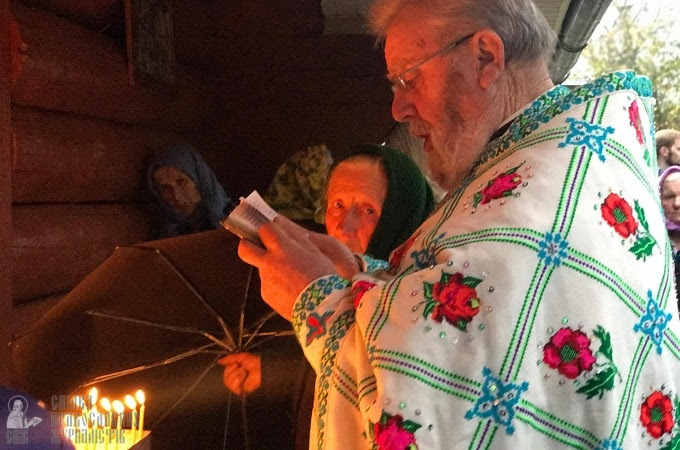 UOC community prays outside seized church in the village of Stary Gvozdets (PHOTOS)