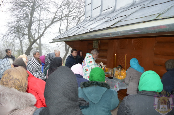 In vlg. Stary Gvozdets UOC believers praying at the walls of the seized church (VIDEO)