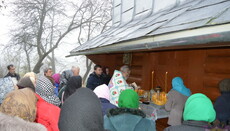 In vlg. Stary Gvozdets UOC believers praying at the walls of the seized church (VIDEO)