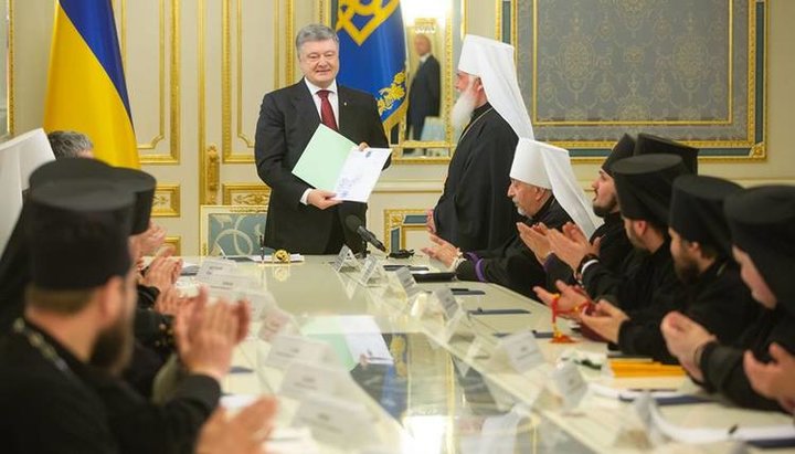 Petro Poroshenko has collected signatures of clerics of the UAOC and UOC KP under the petition for autocephaly