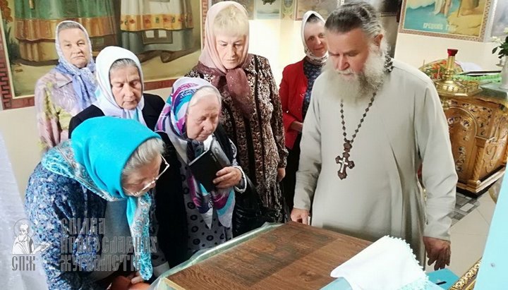 The priest placed the image in the church