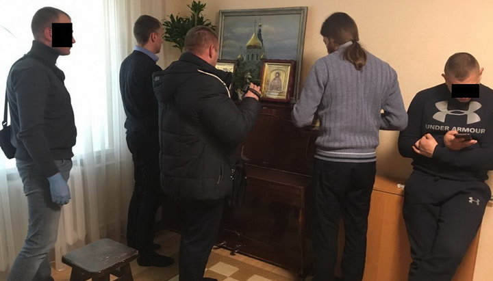 Police searching the apartment of the priest for computer and copying equipment, USB-drives and draft notes