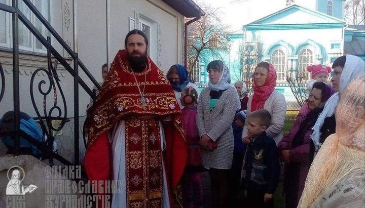 Believers of the UOC together with their rector are forced to pray outside the walls of the temple