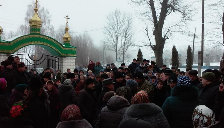 During the seizure of the UOC temple in Gnezdychno village, the UOC believers were beaten