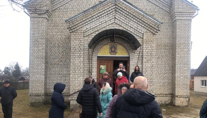 In the village of Singury, Zhitomir region, there was an attempt to seize a UOC temple