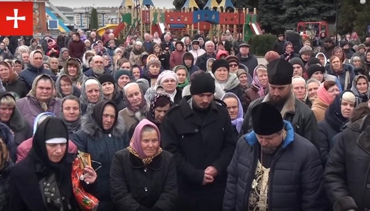 Believers came in a religious procession to the district state administration building 