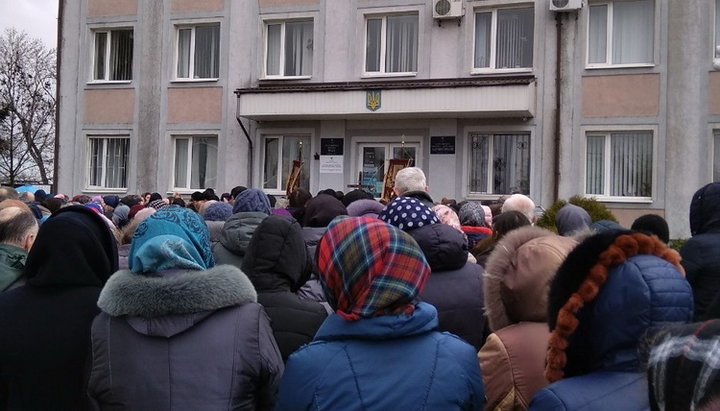 Prayer standing in front of the Dubrovitsa DSA