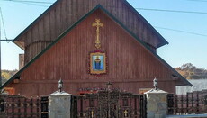 Police defends the UOC temple in Bania Lisovitskaya against seizure