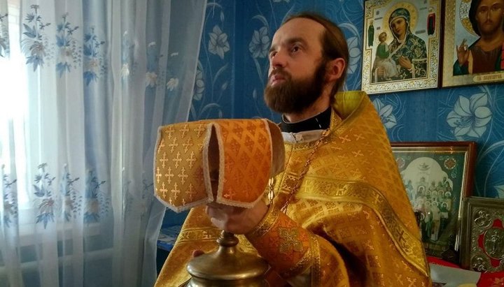 After the seizure of the temple, Archpriest Andrei Genaliuk began to hold services in the church house, in which he was registered and lives with his family