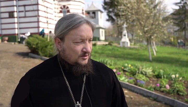 The rector of the Church of Michael the Archangel, Father Leonid (Delikatny)