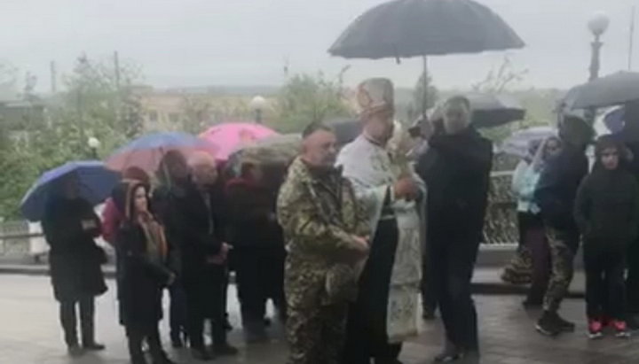 OCU supporters held their "prayer" near the central entrance to the monastery