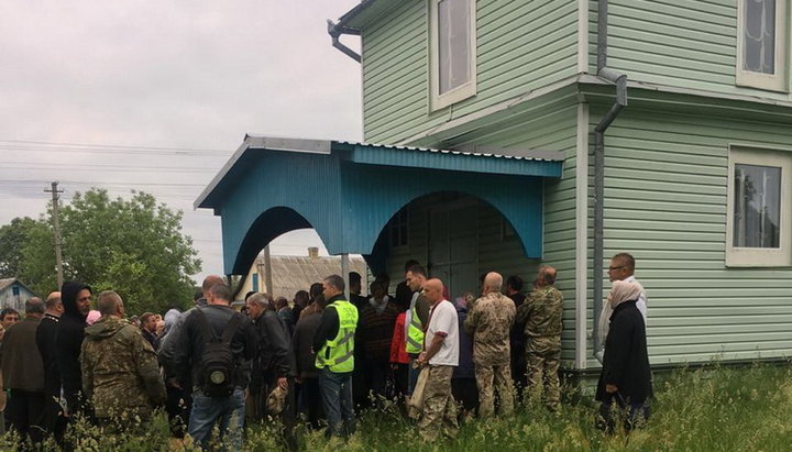 The seizure of a UOC church in the village of Ivanichi, Rovno region, by activists of a new religious organization. Photo: UOJ