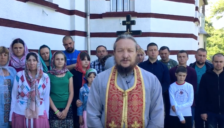 Archpriest Leonid Delikatny with parishioners of St. Michael’s Church. Photo: a screenshot of the eparchy’s Youtube channel 