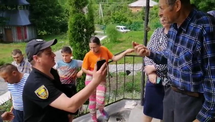 A law enforcement officer it talking with parishioners. Photo: UOJ