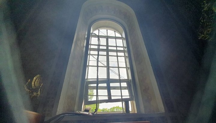 The unknown got into the temple through the window. Photo: Tenews