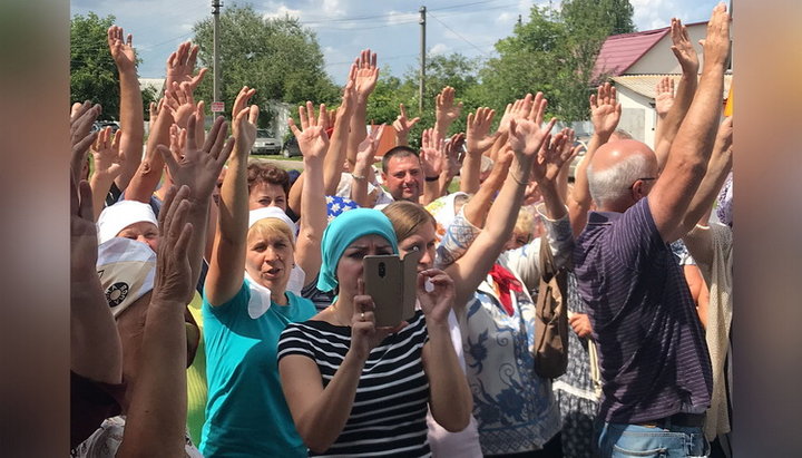 The parishioners of Morozovka reaffirmed their loyalty to the canonical Church. Photo: Archpriest Nikolai Brega