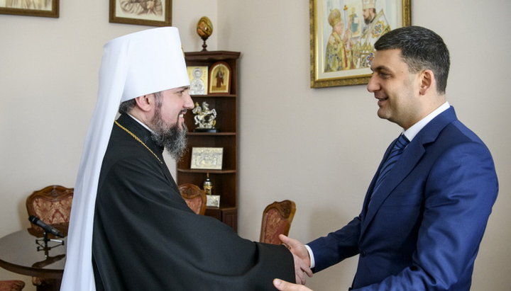 Head of the OCU, Epiphany Dumenko and Prime Minister of Ukraine Vladimir Groysman. Photo: Government Portal