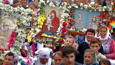 International cross procession arrives at Pochaev Lavra