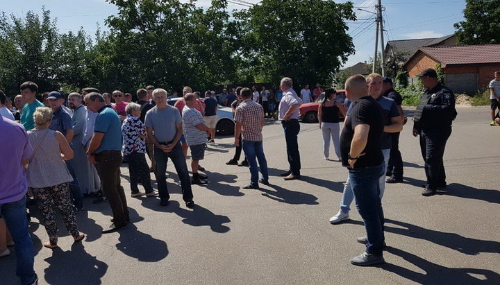 Confrontation at the Holy Assumption temple in Pogreby village. Photo: UOJ