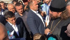 Vladimir Zelensky meets with UOC believers at Rovno airport