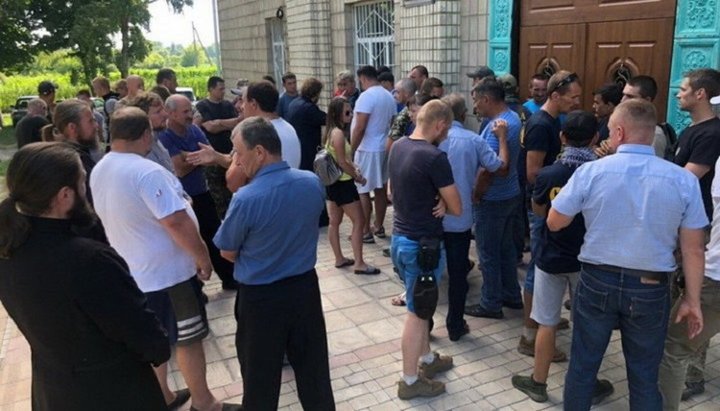 A “meeting of the religious community” held without the participation of parishioners of the UOC. Parafievka, 21.06.19. Photo: Nezhin Eparchy