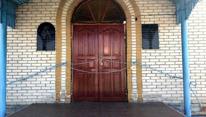 Blocked doors of the St. Nicholas Church of the UOC in the village of Budiatichi. A photo: volynnews.com