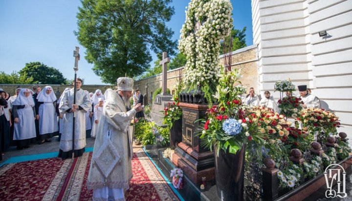 Memorial service at the grave of the deceased Primate of the UOC. Photo: Information and Education Department