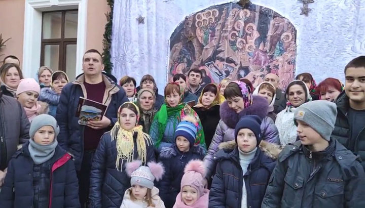 Parishioners of the temples seized by the OCU in the villages of Boyanchuk and Horoshivtsi. Photo: YouTube