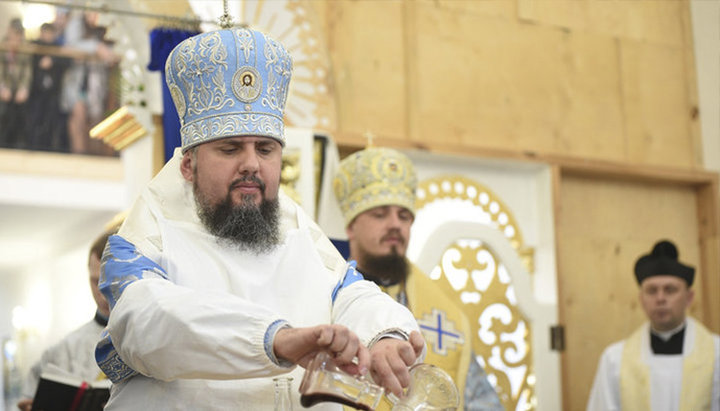 Epiphany Dumenko concelebrates with Catholic priest Vasily Plakhotka. Photo: pomisna.info