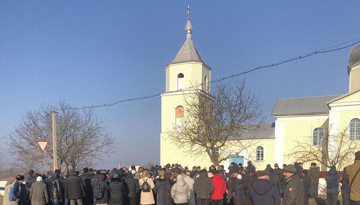 Residents of the village of Stavnitsa near the UOC Church of the Holy Great Martyr Demetrius of Thessaloniki, February 2019. Photo: spzh.news/ru