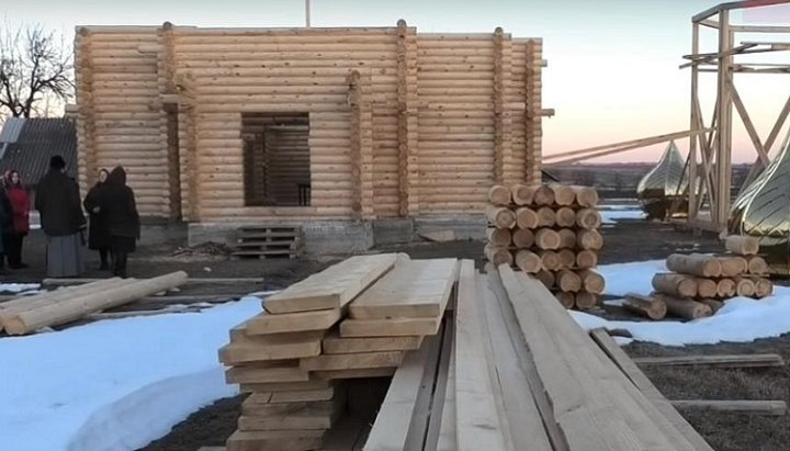 Mikhailivka residents building a new church instead of the seized one by the OCU. Photo: a video screen